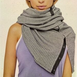lululemon athletica Gray Herringbone Button-Trim Wrap Scarf
